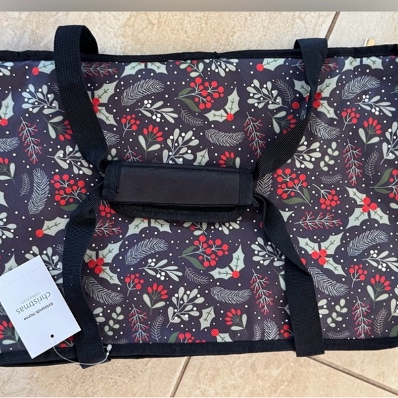 Kirkland’s Home Christmas Casserole Carrier and Spatula Set - Picture 9 of 10